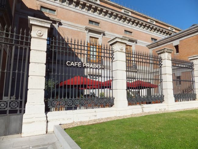 こちらは入口そばのカフェ。<br /><br />残念ながら、美術館の正面に回る時間がありませんでした。<br />ちなみに設計は、１８世紀スペインを代表する建築家フアン・デ・ビリャヌエバの新古典様式とのことです。