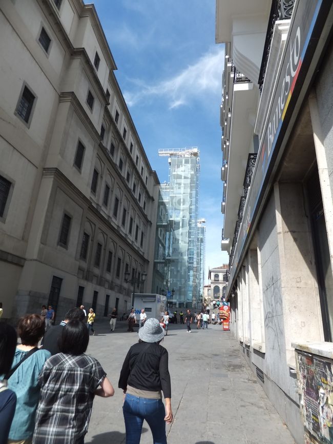 バスで移動し、１２：３０頃、ソフィア王妃芸術センターへ<br />現代美術の作品を多く所蔵しています。<br />ピカソ、ダリ、ミロなど。<br /><br />教科書で見た、ピカソの『ゲルニカ』はこちらにあります。