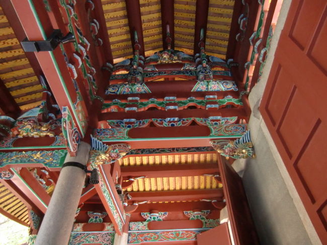 廟の内部<br /><br />（天井の文様が）