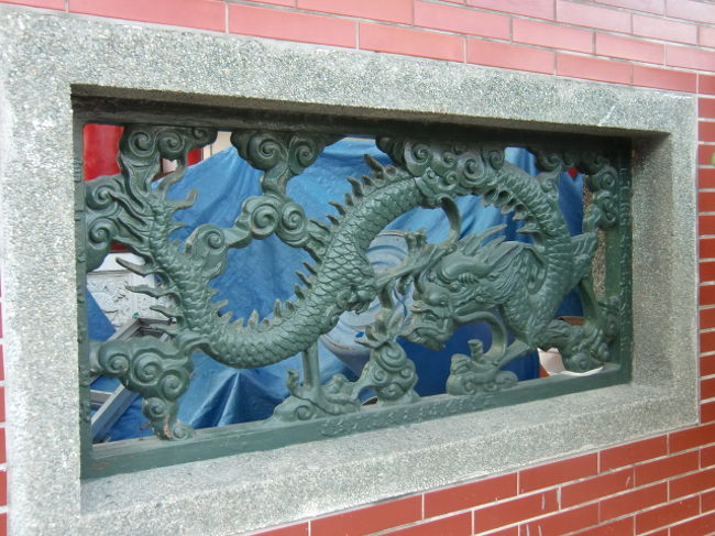 帰り道に塀に組み込まれていた文様