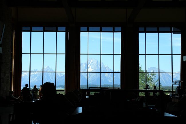 ジャクソンレイクロッジ（だったと思います）に、入って窓から見えるグランドディートンの山々をみた瞬間に「あっ」という声がでますと、ガイドブックに書いていましたが、本当に「あっ」と言います。