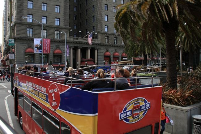 今回は、2階建てのバス（上はオープン）で観光してきました。天候にもよりますが、この日は寒くて凍えそうでした。（となりの外人さんは、短パンにＴシャツといういでたちでしたが、途中かなり寒そうでした。）