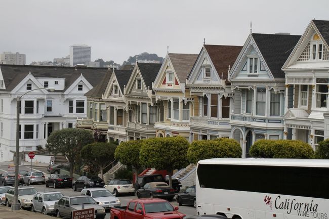 これは、「フルハウス」といアメリカのテレビで使用されていた家です。たしかにこんな色の家でした。