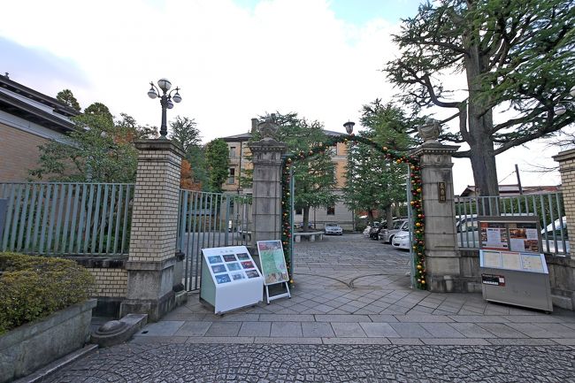 現在は・喫茶・レストランとして使用されている「長楽館」。<br />　長楽館は、明治時代の実業家で「煙草王」と称された村井吉兵衛の京都別邸として建設されました。<br />　ガーディナーが手掛けた作品．　外観はルネッサンス様式を基調にしていて、１階部分が石張り、２階及び３階部分がタイル貼りになっています。<br />　室内の意匠は各部屋ごとに異なる様式になっていて、家具も当時のものがそのまま残されているそうです。<br />http://www.age.jp/~docile/gar_choraku.htm<br />調べたら一泊45000円もする