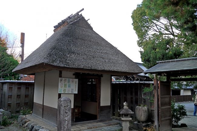 芭蕉堂は、江戸時代中期の1786年、俳聖松尾芭蕉をしのぶため、加賀の俳人・高桑闌更が営んだことに始まります。<br />闌更がこの地に芭蕉堂を建てたのは、芭蕉が敬愛してやまぬ西行法師、道元禅師有縁の土地であったからです