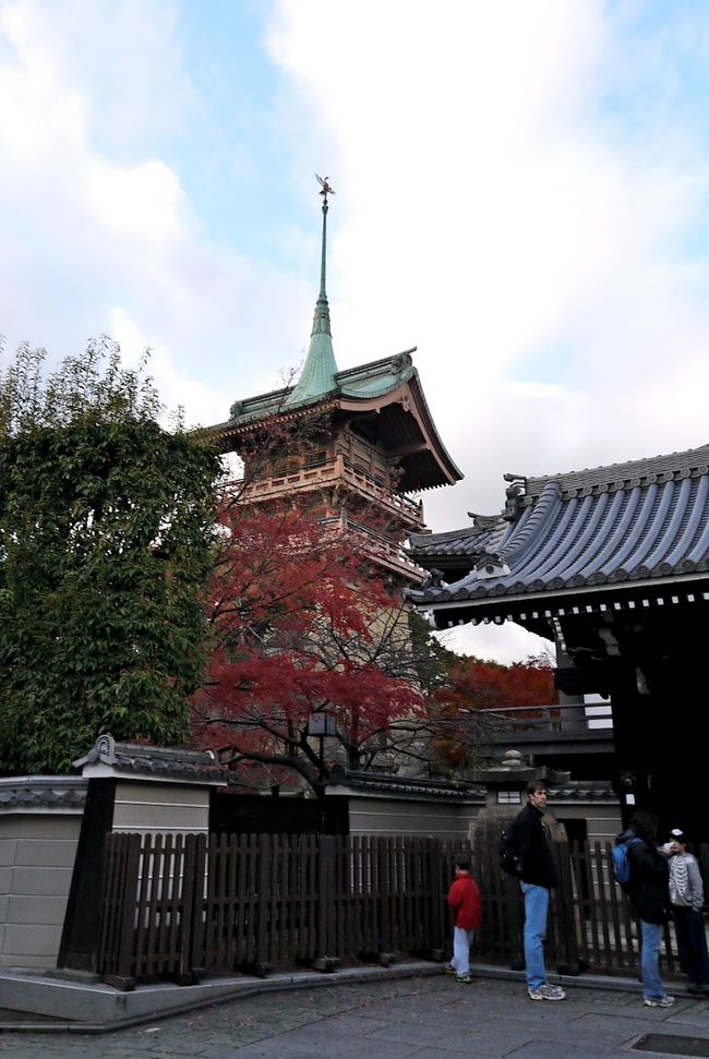 龍池山大雲院の奇抜な祇園閣 - 1928年（昭和3年）に建築された3階建ての建物で、大倉喜八郎が別邸とし建てた別邸「真葛荘」の一部である。屋根は銅板葺きであるが、これは大倉が金閣、銀閣に次ぐ銅閣として作ったためである。祇園祭の鉾を模したもので、設計は伊東忠太。1997年（平成9年）12月12日、国の登録有形文化財に登録された。Wikipedia<br />新興宗教だと思ってしまう．