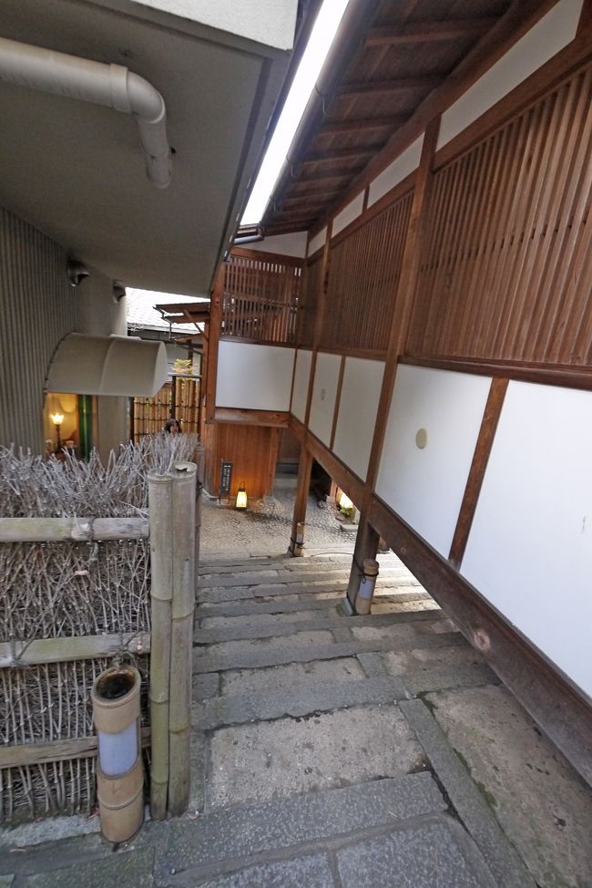 もう一度さっきの道，通称ねねの道に戻るには，こんなところを通らなければならない