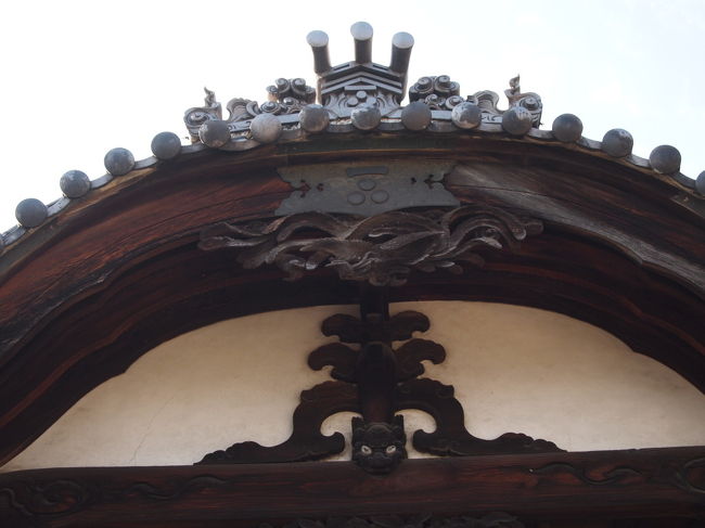 お寺に、毛利家の家紋が飾ってあります。