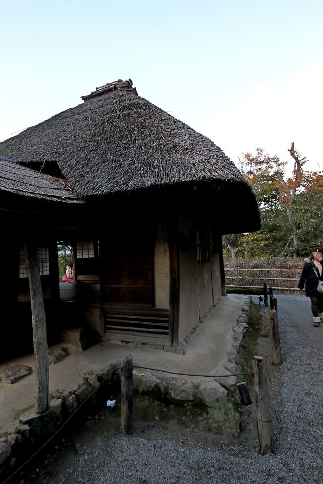 傘亭<br />利休の意匠による茶席であり伏見城から移建したものである。傘亭は竹と丸木が放射状に組まれ、カラカサを開けたように見えることからその名があり、正式には安閑窟と呼ばれる。時雨亭とは土間廊下でつながっている。<br /> <br /> http://www.kodaiji.com/keidai.html<br /> <br /> <br />