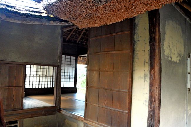 傘亭の内部，天井が傘のようになっている