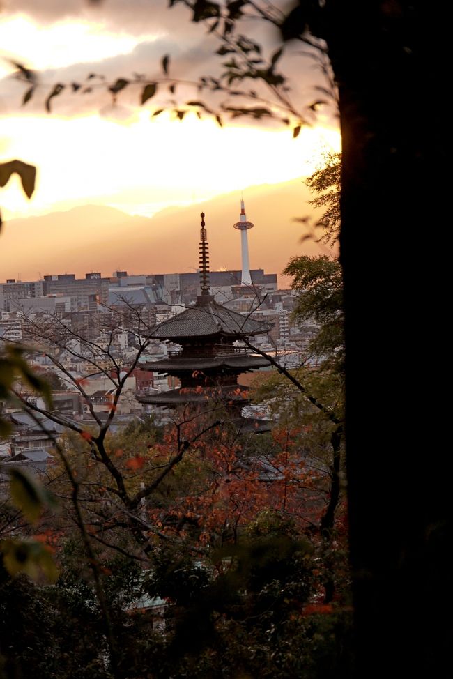 八坂の塔が夕日に映える．1440年の再建
