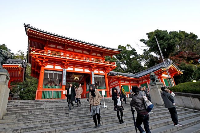 西楼門から出て，祇園交差点．東大路通りを北上