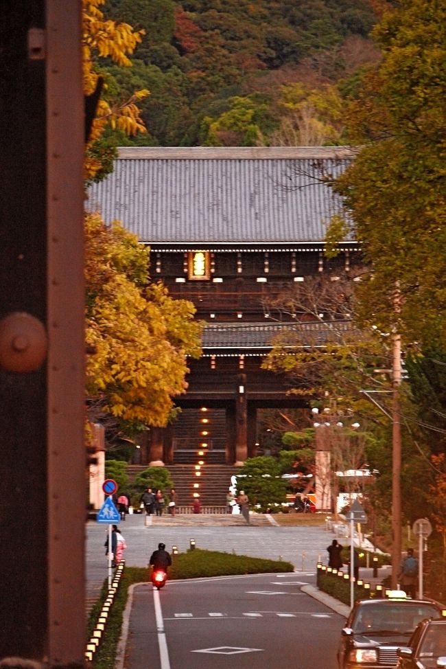 はるか向こうに知恩院が見える