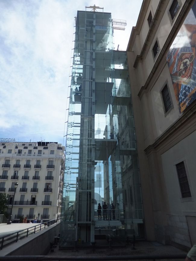 建物はかつて病院だった所を改装していますが、こちらのエレベーターがとても目立ちました。<br /><br />エレベーターに乗りきれないのですが、イヤホンガイドが通じました。便利ですね。