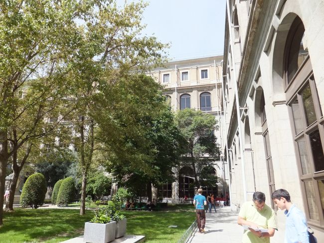 撮影禁止ですが、中庭ならＯＫですよね。