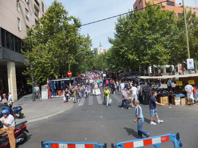 バスより、マドリッドで一番スリが多いという蚤の市。<br />現地ガイドさんの話では、ここに行く場合は、手ぶらでポケットには財布を入れないようにとのことでした。<br />先日、どうしても行きたいという学生さんを案内したら、すぐにポケットに手が、それも何度も入ってきたそうです。<br />「スリが掏りあう」と言われる場所らしいです。