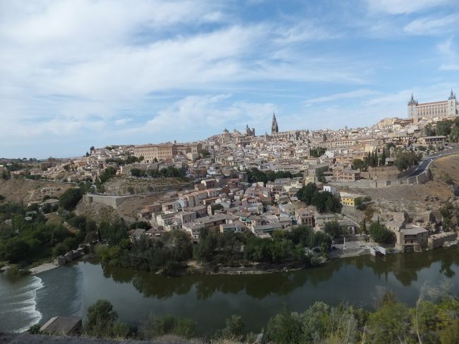 １５：５０頃到着。<br />三方をタホ川に囲まれた高台にある古都、トレドは世界遺産にも登録されています。<br />夜景もまた美しいようです。<br /><br />５６０年に西ゴート王国の首都となりイスラム教徒の支配下となる。<br />１５６１年にマドリッドに首都が移るまで都として繁栄。<br />その為、キリスト、ユダヤ、イスラム教が混在する文化が残ったようです。