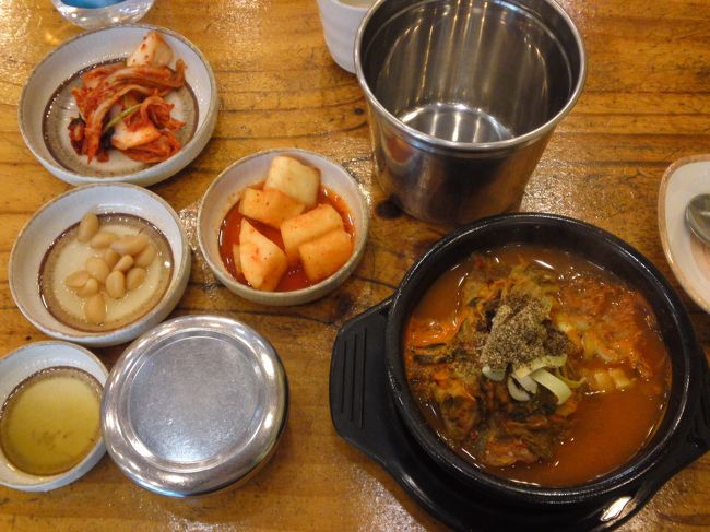 ２日目。<br /><br />朝食は、ホテルの近くの２４時間営業のお店にふらっと入ってとりました。ほんとうにふらっと入ったので、お店の名前も覚えていません。客は私一人でした。<br /><br />おかゆとかが食べたかったのに、なぜか朝から赤いものをたべることに！<br /><br />これはなんという食べ物だったのでしょう。。。<br />骨付きのお肉がごろごろ入っていました。<br />「カムジャタン」だといわれた気がするけど、じゃがいもは入っていなかったような。。。<br /><br />でも、おいしかったです♪<br />朝からがっつりいただきました！