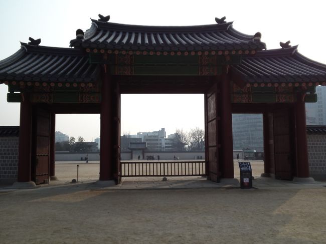 それらしきものが見えてきました！<br />正門からはいらず、横から入ったらしい。<br />