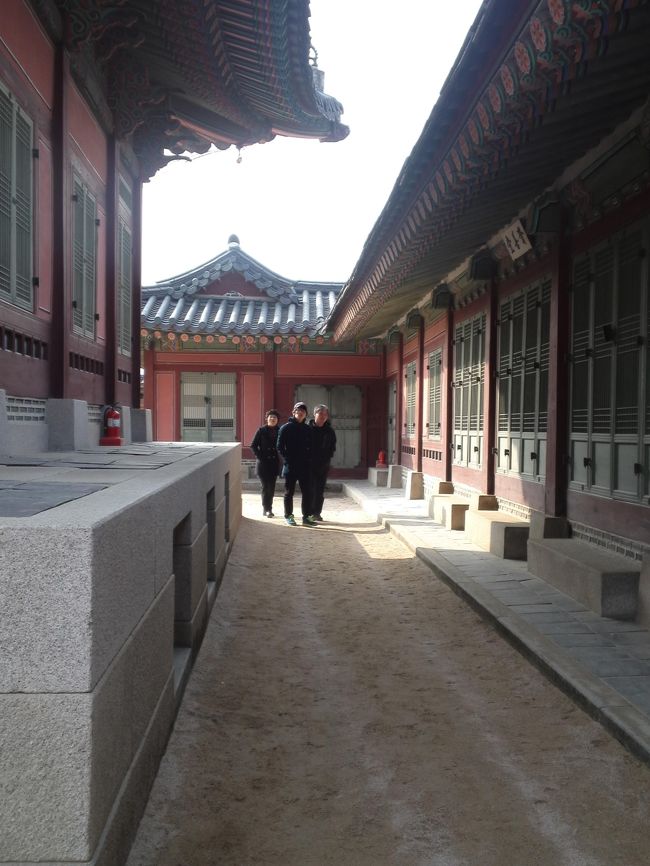 このオンドルの穴っぽいのに、小さいころのチャングム隠れてたっけなぁ。<br />ひょっこり出てきそうだなぁ！