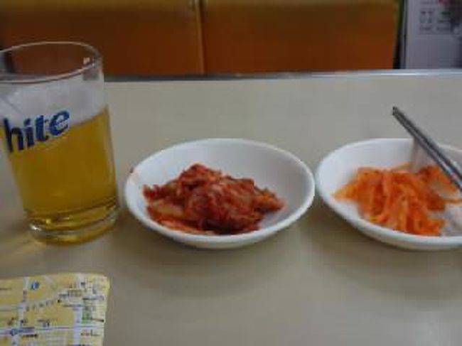 南大門で朝ごはんです。<br /><br />客引きのおばちゃんに、「ドコモオナジヨ〜」と言われたので、入店。<br />３組くらいのお客さんがいましたが、みんな日本人のようでした。<br /><br />キムチをつまみに、朝からビール―♪♪