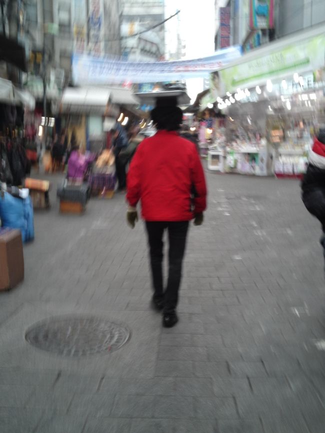 おばちゃん！？<br />頭になに乗せてるの！？<br /><br />びっくりのあまり、ブレブレです。<br /><br />器用に、お食事を乗せたお盆をあたまに乗せて歩いてます。<br />驚きのバランス感覚！！！