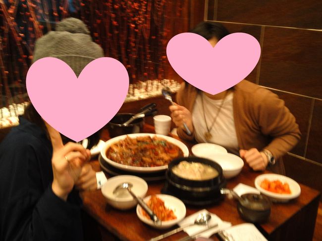 友人と無事合流できました♪<br />仕事で韓国に頻繁に来る、大学の動機です。<br /><br />フェイスブックで「ソウルにいるよ〜♪」と書きこんだら、いちはやく「わたしもいるよ〜」とコメントをくれたので、一緒にランチすることに。<br /><br />韓国語でぱっぱと注文する友人。尊敬！！<br /><br />一度食べてみたかった参鶏湯と、チムタク？鶏のぶつぎり甘辛煮込みをいただきました。
