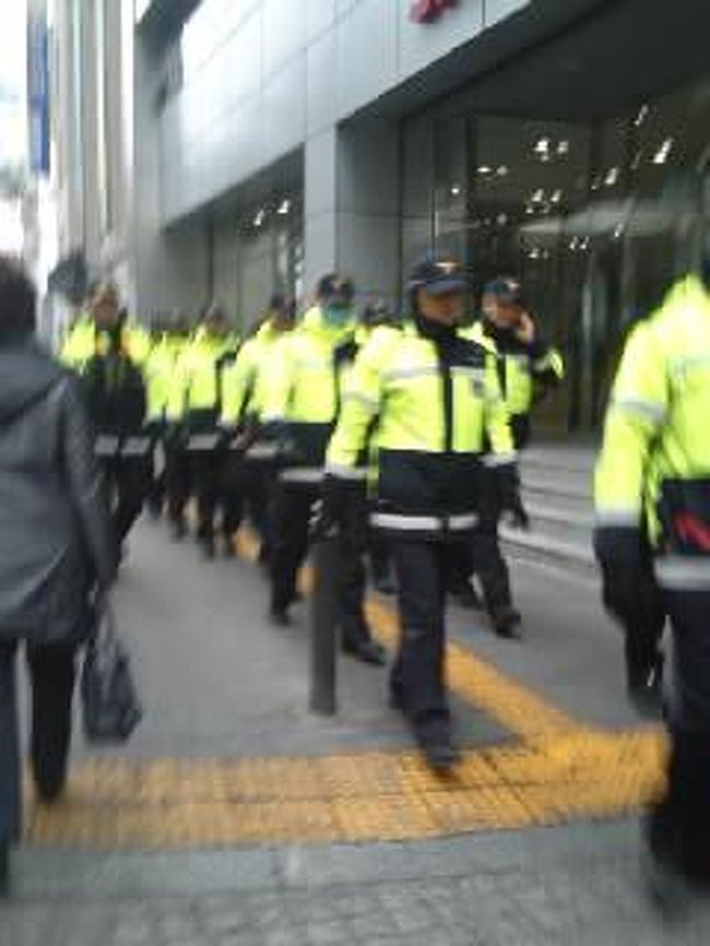 ところで、明洞の町の中に、警察がたくさんいました！<br />そりゃもう、うじゃうじゃ。<br /><br />どうやら、デモがあったようです。