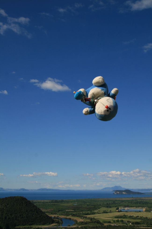 タウポからトンガリロに向って山道に入ります。<br />気持ちよいので、ジャンプ！地球は青かった！？ <br /><br />