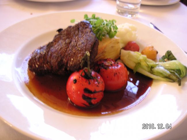 メインのお肉も美味しかった！<br />スタッフのサーブも素晴らしい！ <br />