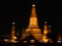 三島由紀夫で有名な暁の寺院（ワットアルン）です。
夜は夜でライトアップされて綺麗です。

チャイナタウンへは日本人が多く泊まるチャオプラヤ川沿いのホテルやサパーンタクシン駅下の桟橋などからも船で行く事が出来便利です。