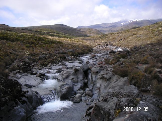 緩やかなコースには、せせらぎも気持ちよく <br />奥の山には、まだ雪が見えますね。