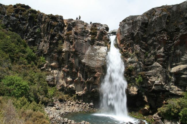先ほどのせせらぎが、最後には大きな滝になっています。その横をロープで滝に沿って降りてきてますが、見えますか？新しいスポーツ？ <br /><br />