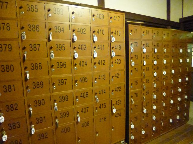 下駄箱です。薬箪笥みたいです。