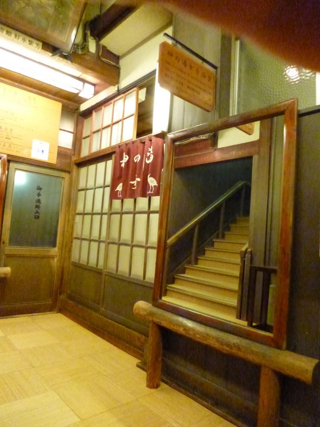 改札口を通って中を少し進むと、突き当りが神の湯の女湯でした。ちなみに、改札口で入浴タオルがレンタルできます。３０円でした。館内は小ざっぱりした感じで良かったです。まめに清掃してくれているのと、入浴マナーについてビシッと指摘するスタッフさんがいるおかげでしょうか。