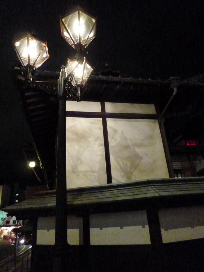 本館うらの街頭。白壁に影が映りこんで雰囲気を出しています。本館の周りには大きな温泉宿や、商店街などいろいろ廻ったら楽しそうでした。またゆっくり来たいです^^