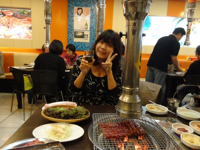 まずは両替をし、お腹が減ったので夕飯へ。<br />サムギョプサル美味しかった〜(^ω^)♪