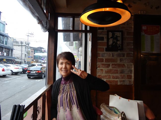 この日はキンパッしか食べていなく、まだ夕方だったけどお腹がすいたので食事をすることに♪<br />行きたい店があったのに、イマイチ場所が分からず、通り沿いにあった店に入りました。