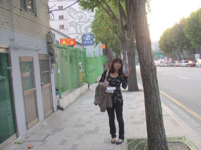 免税店によってからホテルへ。<br />荷物を置いたら早速明洞に向かいました。<br />今回はエコノミークラスのホテル[BIWON HOTEL]に宿泊です。（すでに閉店しているとのこと。）<br />まずはホテルの前の通りでパチリ☆