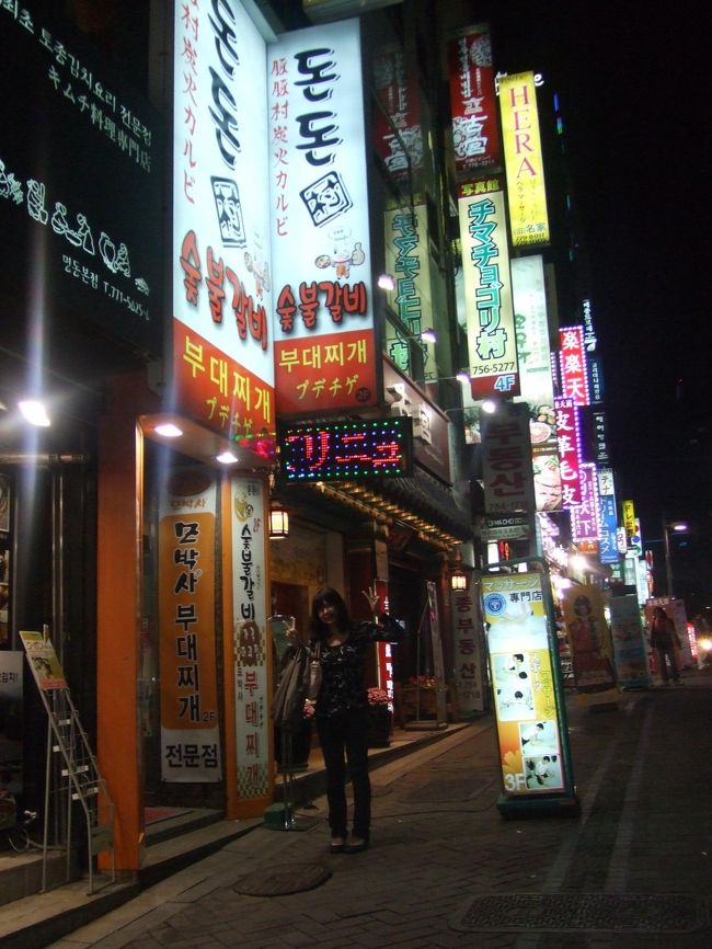 お店の前でパチリ☆<br /><br />その後、化粧品などショッピングをしてホテルへ戻りました。