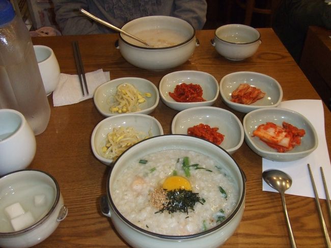 明洞に到着。<br />ソルロンタンを食べたかったけど、長蛇の列…<br />汗蒸幕の予約をしてあって、そんなに時間に余裕がなかったのでお粥に変更。<br />美味しかったけど、量が多かった〜(^_^;)
