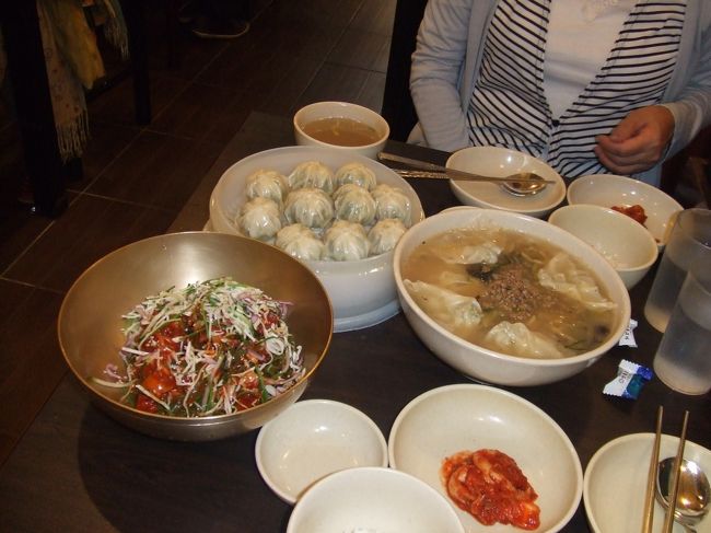 明洞へ送ってもらい、遅めの昼食。<br />明洞餃子へ。<br />こちらも長蛇の列だったけど、カルグクスを食べてみたかったので並びました。<br />感想は…わたし的にはカルグクスよりもビビングクスの方が美味しかった〜( ﾟv^ )