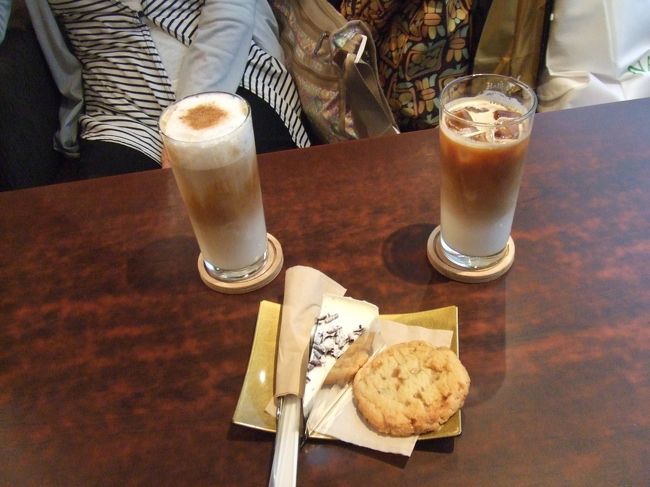 ドリンクを頼むと、ケーキかクッキーが付いてきます♪<br />しかも美味しい(*ﾟ▽ﾟ*)<br /><br />お茶のあともショッピングを続け、荷物は宅配便で送りました☆