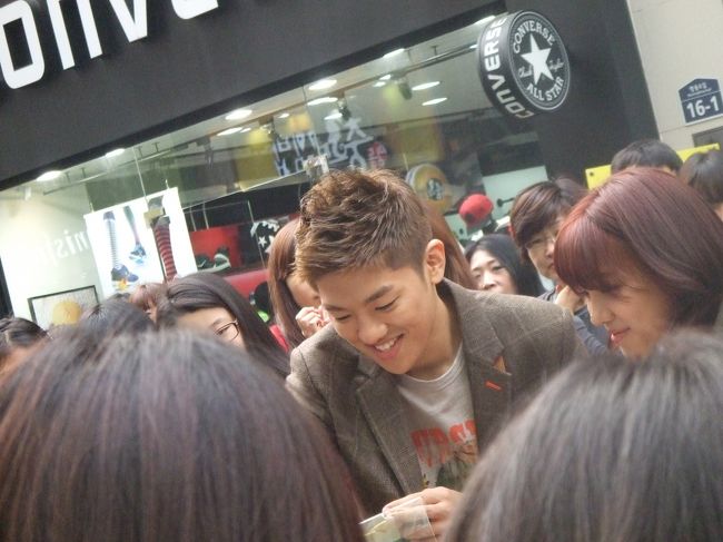 テレビの撮影をしていました。<br />人がたくさん集まっていたので、釣られて写真を撮ってみたけど誰だかわからない〜w(｡-_-｡)