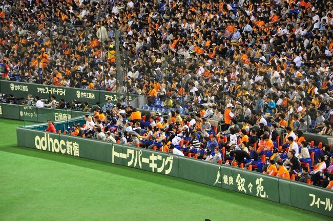 <br />①暫く観戦して、恒例の球場内散策<br /><br />　外野席より自分達の席を撮影<br /><br />　エキサイティングシートのスグ後ろ<br /><br />　４～５くらい空席が見えるの分かりますか？