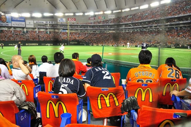 <br />①自分達の席からの写真。<br /><br />　前のエキサイティングシートが無ければ<br /><br />　１番前の席だったのに・・