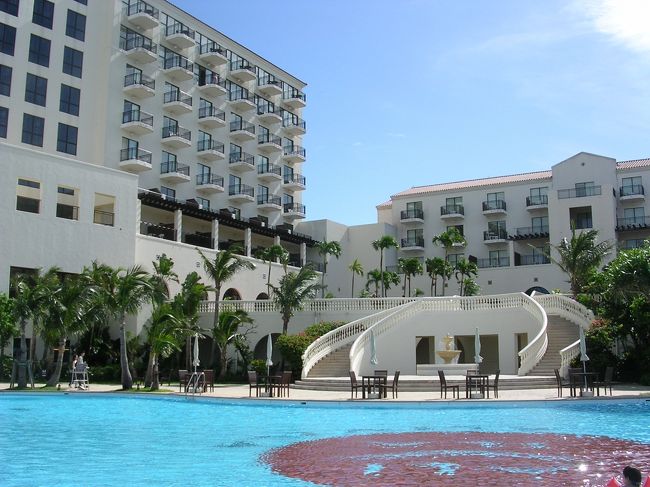 まずはプールで泳ぎます。