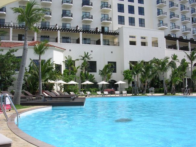 プールはリゾートらしい雰囲気でいい感じです。