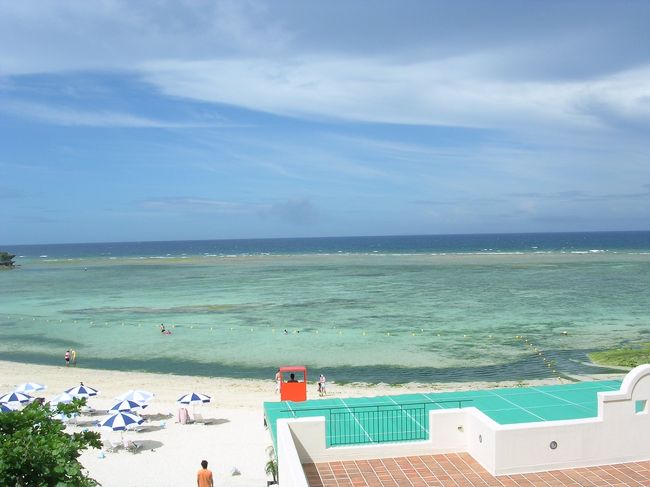 ビーチは狭いです。<br /><br />泳ぎましたが、水がまだ冷たく、３０分で撤収となりました。