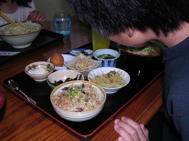 ちゅら海水族館の１５分ほど手前にある食堂で昼食。<br /><br />ここの沖縄料理はなかなかおいしかったです。<br /><br />特に沖縄そばがGOODです。